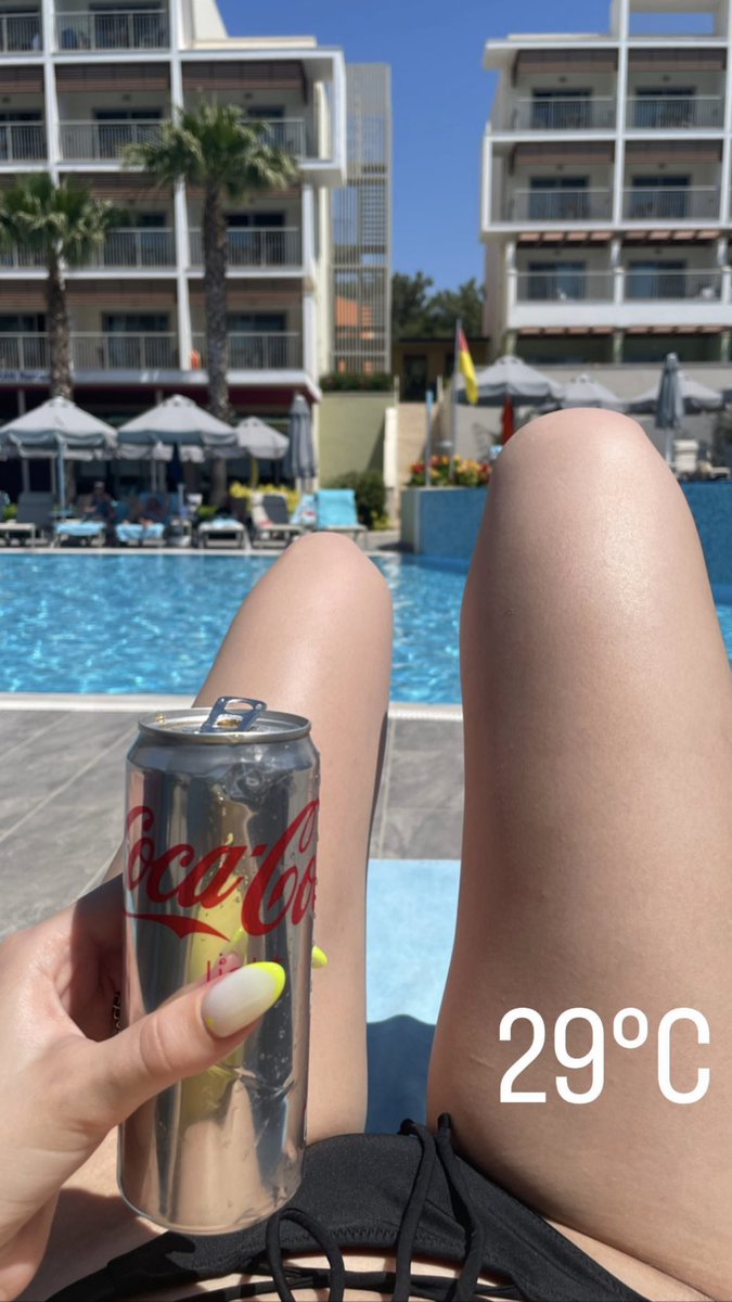 Yeliz9356's tweet photo. Buz gibi kola ister misin 😋💋 https://t.co/Ea1TsMhfN7