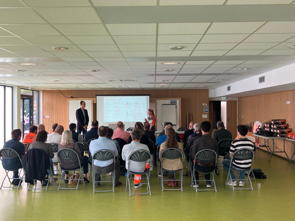 Visite du chantier de renouvellement de la ligne de l’Aubrac sous le 🌞 cantalien en présence du <a href="/Prefet_15/">Préfet du Cantal</a>, des élus et de la presse 🤝

<a href="/SNCFReseau/">SNCF Réseau</a>, acteur majeur des mobilités et du développement économique des territoires ✅