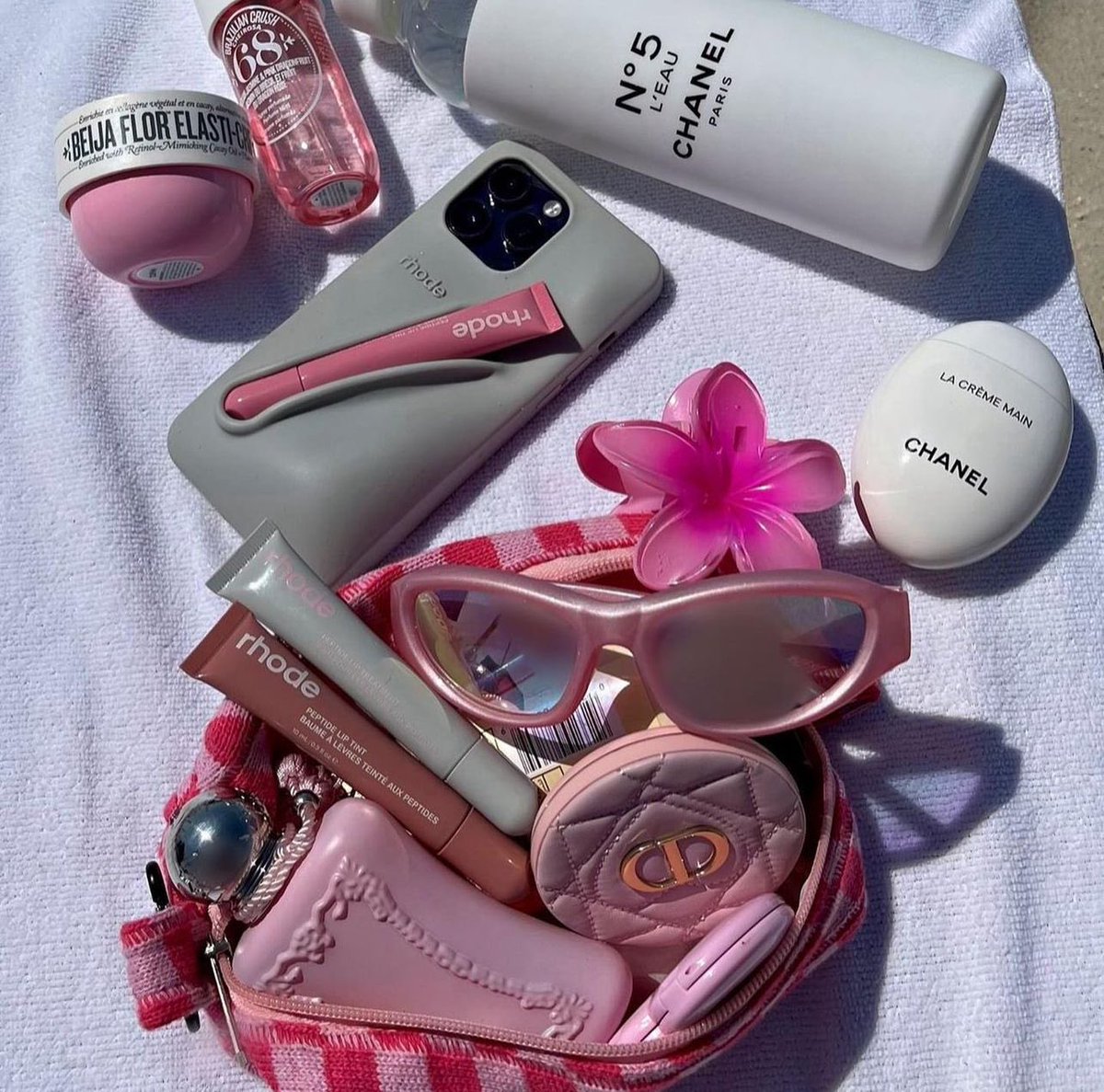 bestofpinkk's tweet photo. Summer state of mind🎀🌊🌸 https://t.co/qYEqvhzXOX
