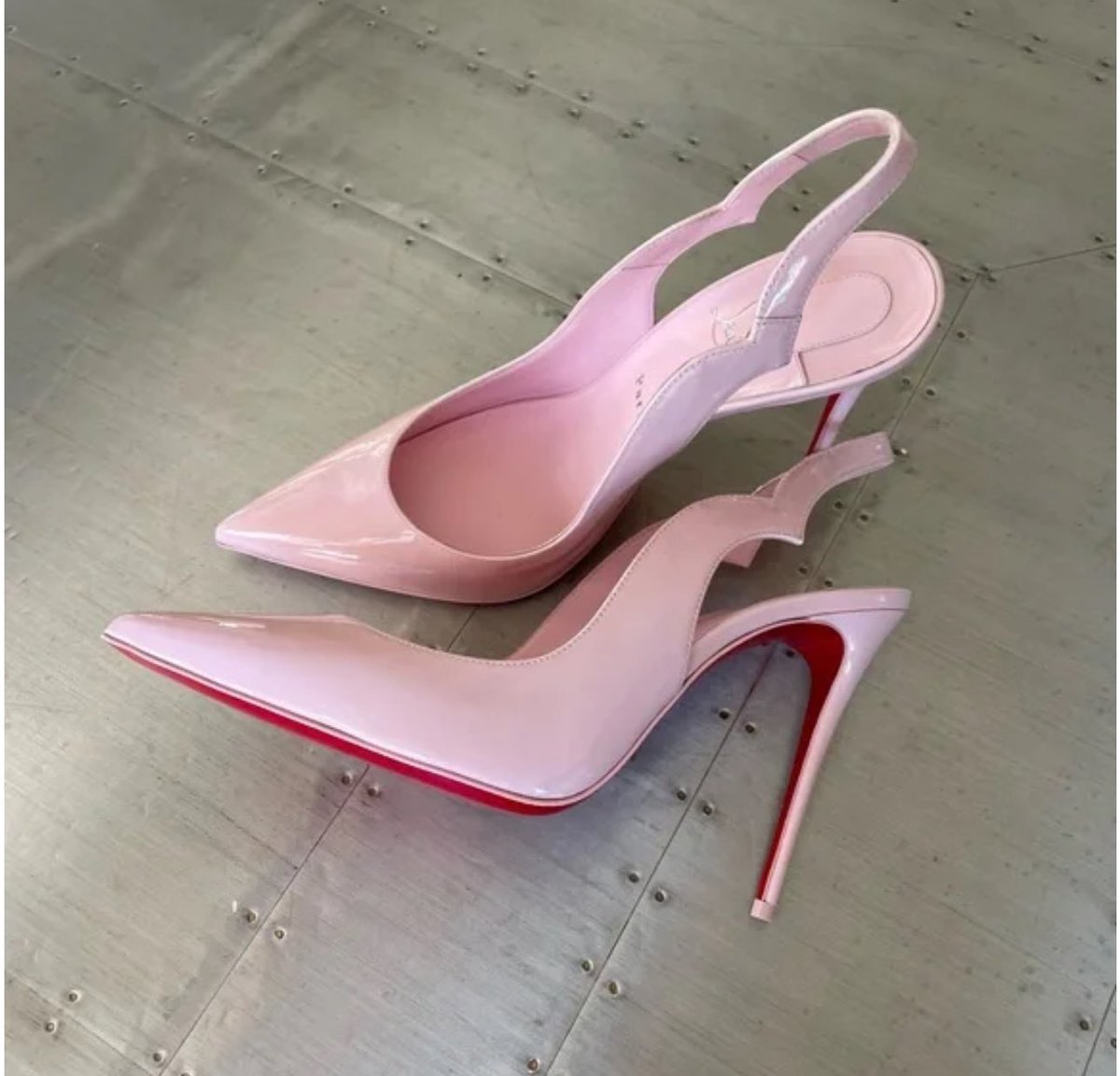 Lvspink0's tweet photo. pink louboutins https://t.co/ijubJMN1cS
