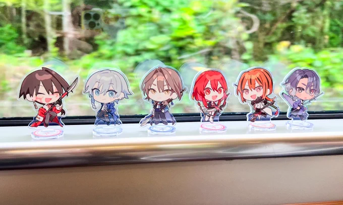 身内の都市伝説課×3陣分のアクスタとぬいの勢揃い感が見応えあり過ぎてすごいの…何がすごいってこれ全部各々自分たちで作って揃えてくる本気出したガチ遊びしてるとこなのめちゃくちゃ楽しかった〜〜〜〜!! 