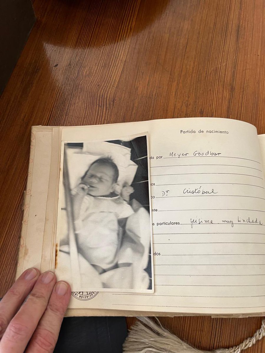 unarrobacancher's tweet photo. mi abuela en el libro de nacimiento de mi mamá: feísima, muy hinchada https://t.co/KArcUYG7We