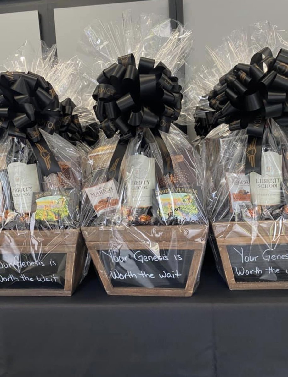 GiftitUp_'s tweet photo. Let us help you express your appreciation by offering our many years of experience 🎉 

In addition to our custom gift baskets, we can also provide imprinted ribbon with your company logo/name and/or include your promotional items in the gift basket🎁
@genesisedmonton https://t.co/nb5v4qBQ55