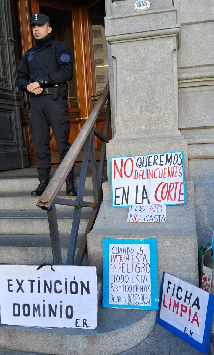 EquipoRepublic1's tweet photo. Estimado Presidente @JMilei qué es lo que no estaría entendiendo? Los que lo votamos queremos corrupción cero, impunidad cero caiga quien caiga. No queremos tabula rasa 
No queremos al Juez Lijo en la Corte. Tampoco queremos que amplíe la Corte Suprema
@majulluis @luisnovaresio https://t.co/W67klAF9pZ