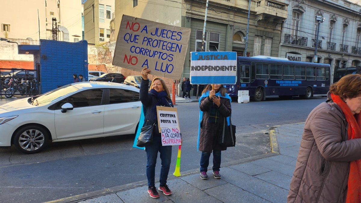 EquipoRepublic1's tweet photo. Estimado Presidente @JMilei qué es lo que no estaría entendiendo? Los que lo votamos queremos corrupción cero, impunidad cero caiga quien caiga. No queremos tabula rasa 
No queremos al Juez Lijo en la Corte. Tampoco queremos que amplíe la Corte Suprema
@majulluis @luisnovaresio https://t.co/W67klAF9pZ