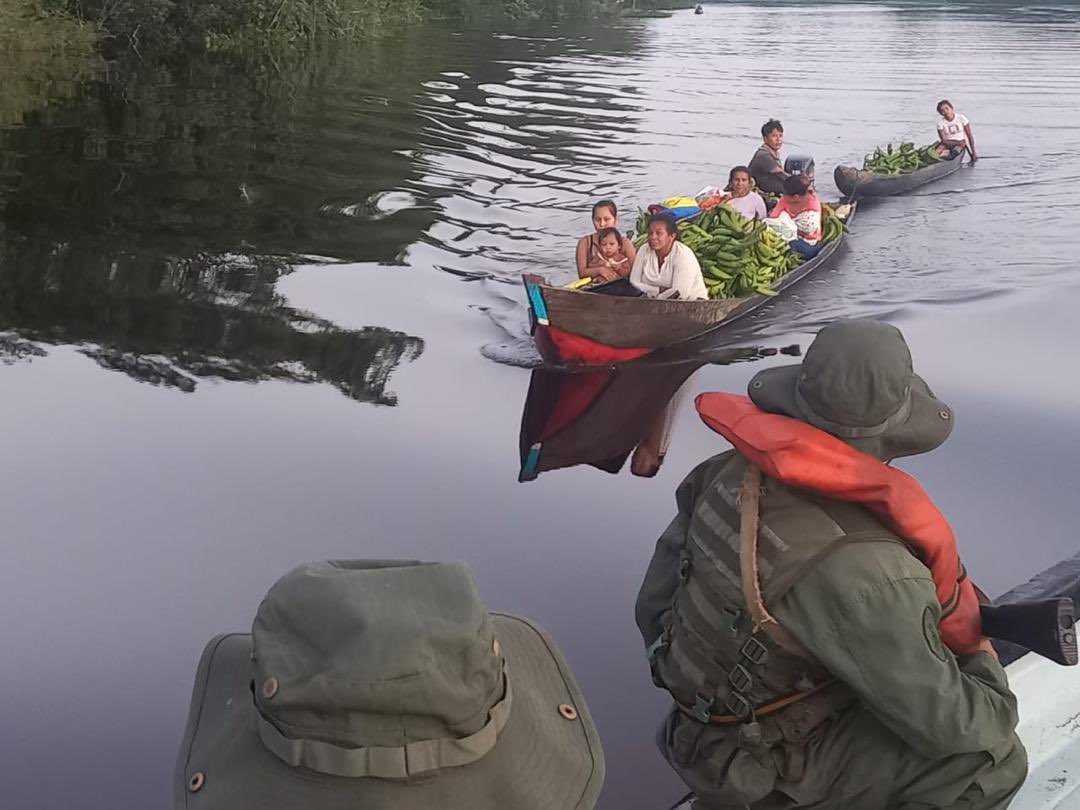 Aquí está el pueblo de a pie, sobre quienes cae la lluvia de medidas coercitivas  imperiales solicitadas por la oligarquía criolla ! 
Esta es la amenaza inusual y extraordinaria ! 
La verdad es que desean su desaparición para apoderarse de su herencia histórica: La tierra y sus