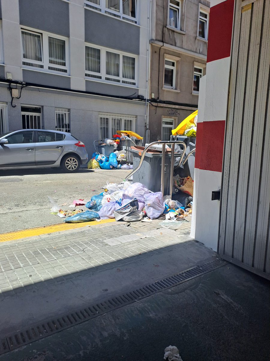 Hola, <a href="/ConcelloCoruna/">Concello da Coruña</a> <a href="/inesreygarcia/">Inés Rey</a> soy una vecina de <a href="/AgradoOrzan/">AgradoOrzan</a>, concretamente de calle Páramo que paga puntualmente sus impuestos ¿por qué no puedo andar por las aceras de mi calle? ¿por qué la ronda de nelle y outeiro están "limpias" de basura y aquí no para de acumularse?