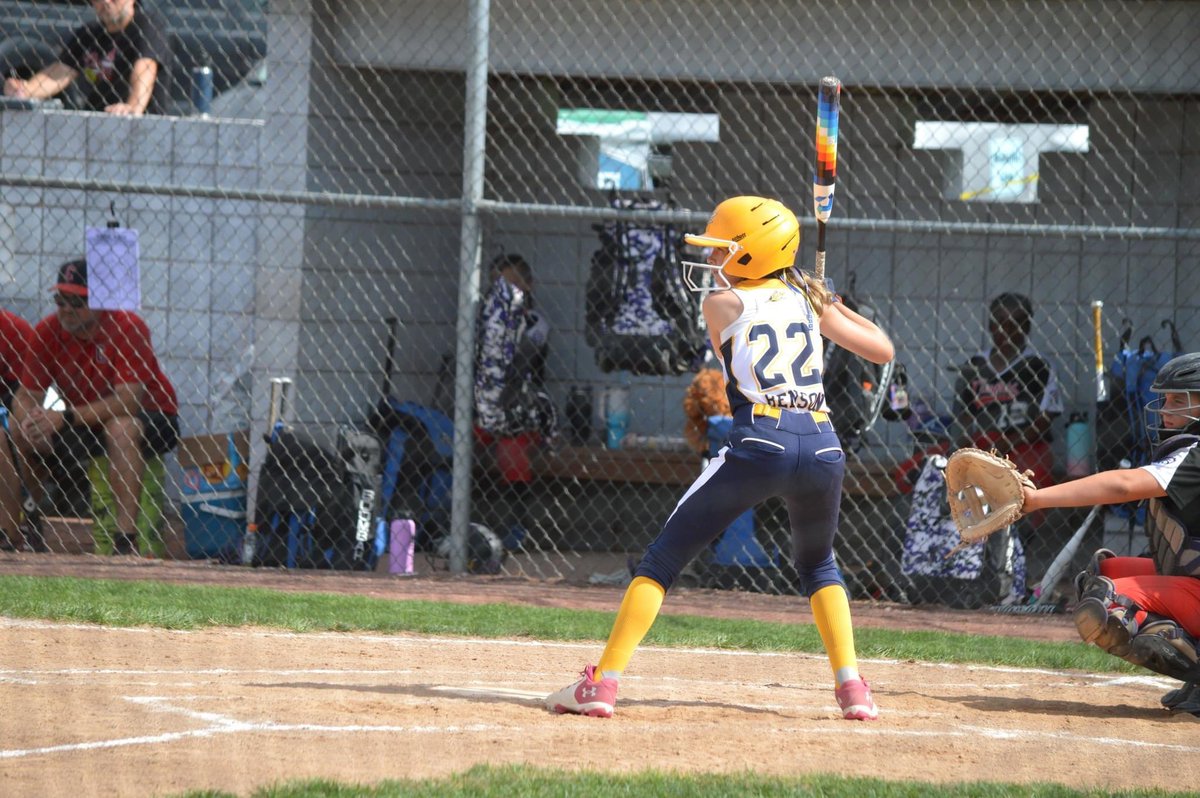 Sunglorry's tweet photo. This girl just keeps getting better and better. She made an impressive double play when her team needed it. She caught a line drive scooping catch and spun around to first to tag the base because the runner had taken a few steps off the bag with bases loaded and one out! https://t.co/ezcqi9nmCJ