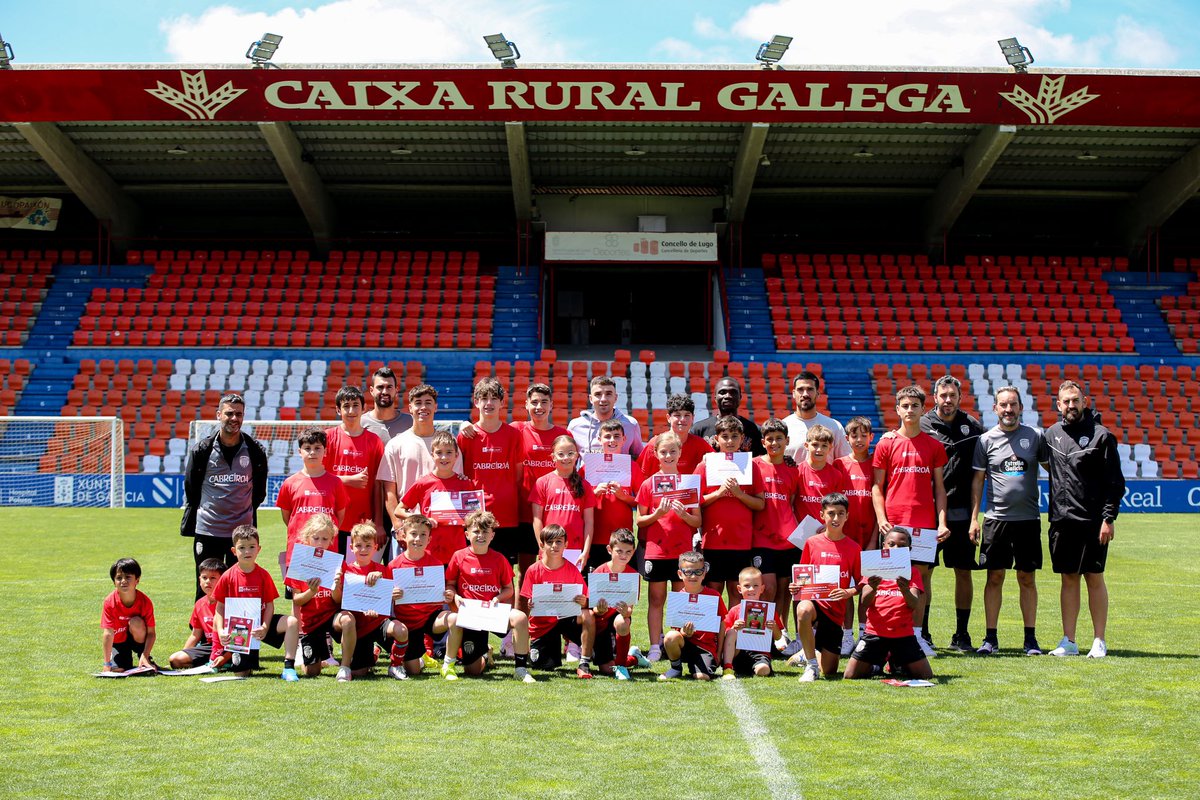CDeportivoLugo's tweet photo. Xornada de clausura do #CDLUCamp con visita de xogadores do primeiro equipo, entrega de diplomas e agasallos albivermellos! 👏😃

#ForzaLugo https://t.co/ljoxTD6dUK