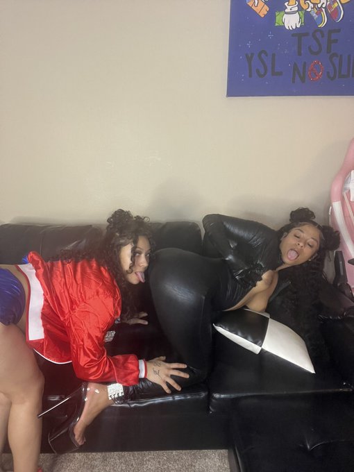 2 pic. can we dress up for you? 🃏👭🏼🎡 https://t.co/BwCwn8vZ8o