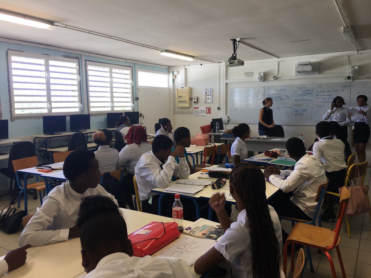 Cécile  Rémusat a passé 6 mois en résidence au lycée Louis-Delgrès au Moule en #Guadeloupe. Elle nous livre la très beau récit de son travail pour éveiller l'esprit critique des élèves, leur onner des clés pour décrypter, vérifier et s'interroger #EMI ➡️ entreleslignes.media/article/en-gua…