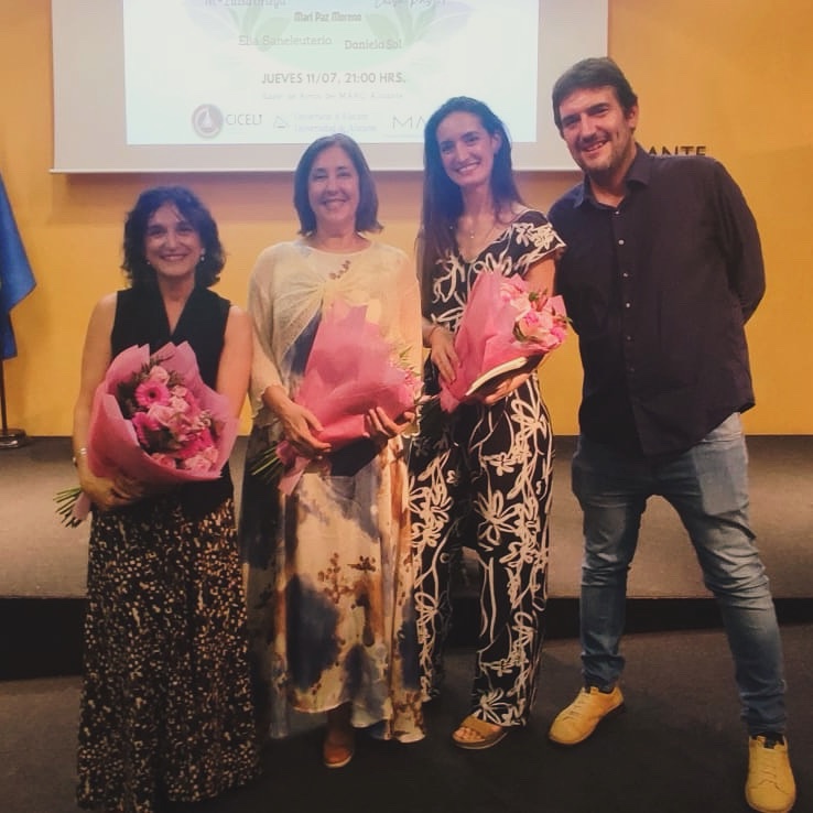 Tras el recital anoche en el MARQ.
En la foto, Joaquín Juan Penalva, Elia Saneleuterio Temporal, Pilar Blanco y Mari Paz Moreno, con el ramo que regaló la organización a las 14 poetas que participaron