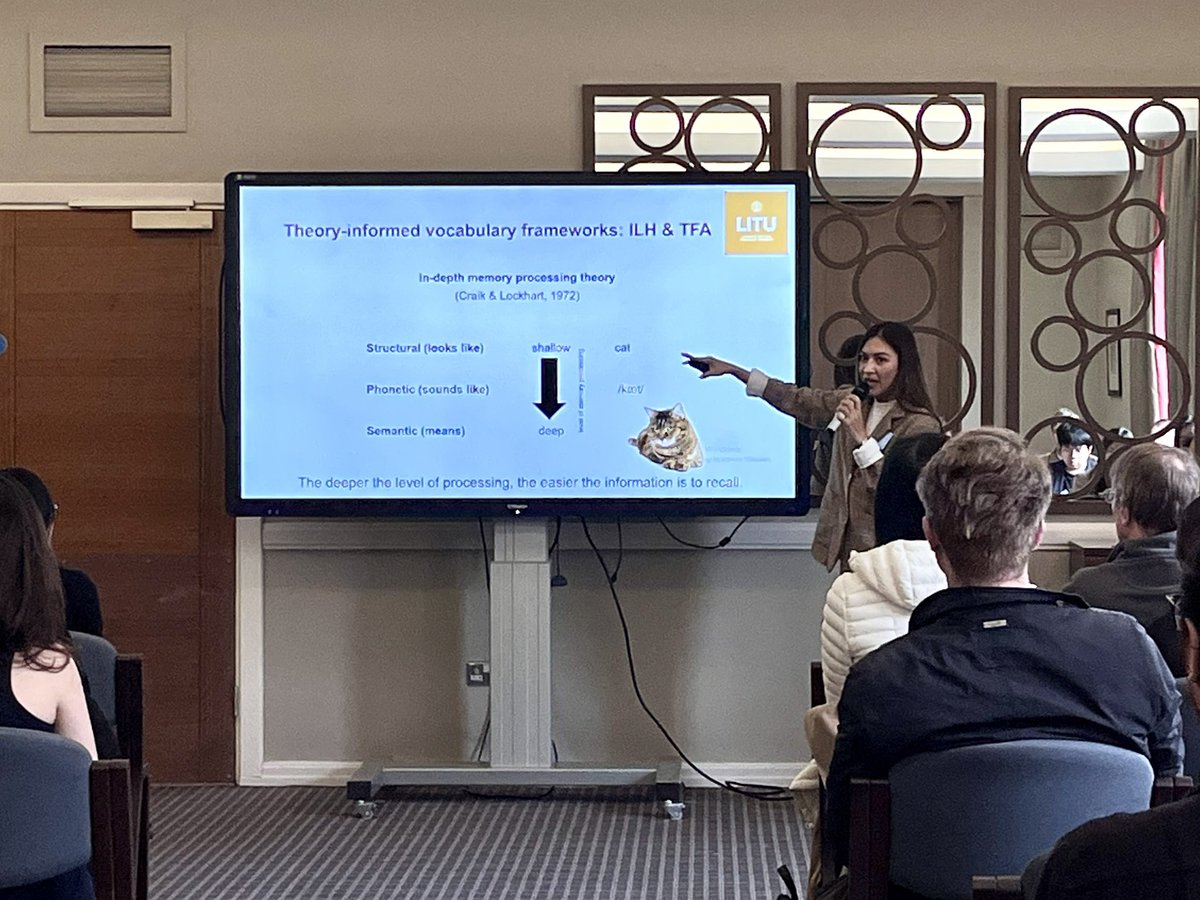 damiashaffee's tweet photo. Live from #BAALVocab24
Samanan Sudsa-ard discusses factors affecting retention of productive word knowledge of Thai EFL learners. 

@baalvocabsig @CLER_Leeds @YenDang101 @ElinaStylianou https://t.co/f7DL2u185C