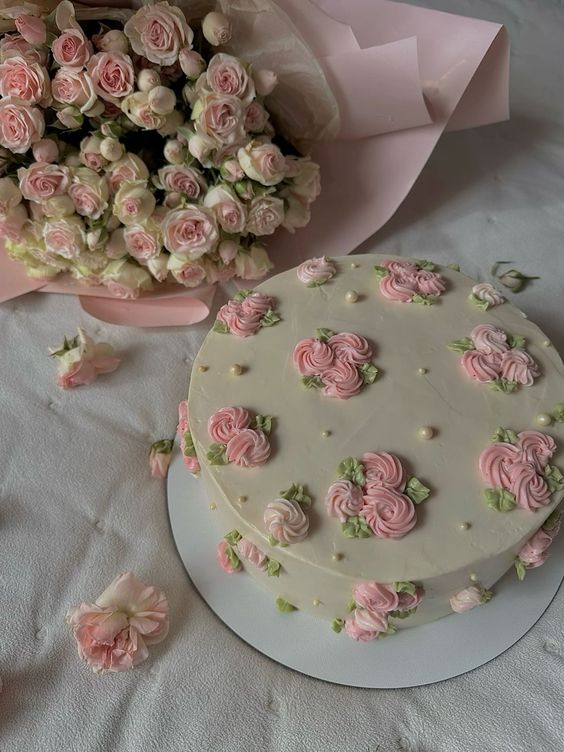 daily_dolce's tweet photo. Pretty flower cake <3 https://t.co/1QIPj5uaJ6