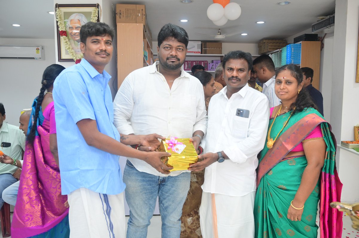 vivinbhaskaran's tweet photo. பல்லாவரம், பம்மலில் மிக பிரமாண்டமாய் சாய் கம்ப்யூட்டர் (𝐆𝐫𝐨𝐮𝐩 𝐨𝐟 𝐕𝐈𝐕𝐈𝐍) திறப்பு விழாவிற்கு திரு.திரு.ராஜவேல் நாகராஜன் நிறுவனர் பேசு தமிழா பேசு அவர்கள் வருகைதந்து சிறப்பித்தமைக்கு மிக்க நன்றி 🙏🙏 

@iamradioguru @annamalai_k @BJPTNSMWING https://t.co/e5G8JAHuPf