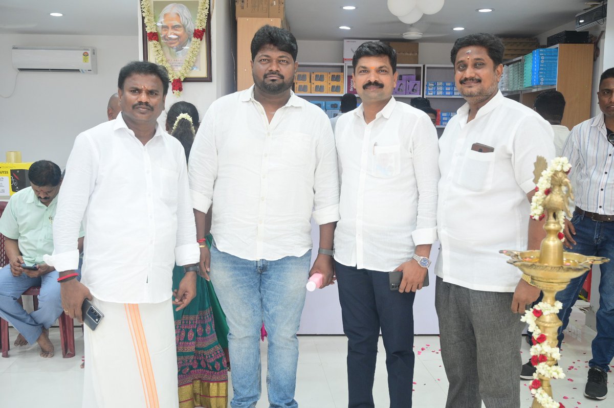 vivinbhaskaran's tweet photo. பல்லாவரம், பம்மலில் மிக பிரமாண்டமாய் சாய் கம்ப்யூட்டர் (𝐆𝐫𝐨𝐮𝐩 𝐨𝐟 𝐕𝐈𝐕𝐈𝐍) திறப்பு விழாவிற்கு திரு.திரு.ராஜவேல் நாகராஜன் நிறுவனர் பேசு தமிழா பேசு அவர்கள் வருகைதந்து சிறப்பித்தமைக்கு மிக்க நன்றி 🙏🙏 

@iamradioguru @annamalai_k @BJPTNSMWING https://t.co/e5G8JAHuPf