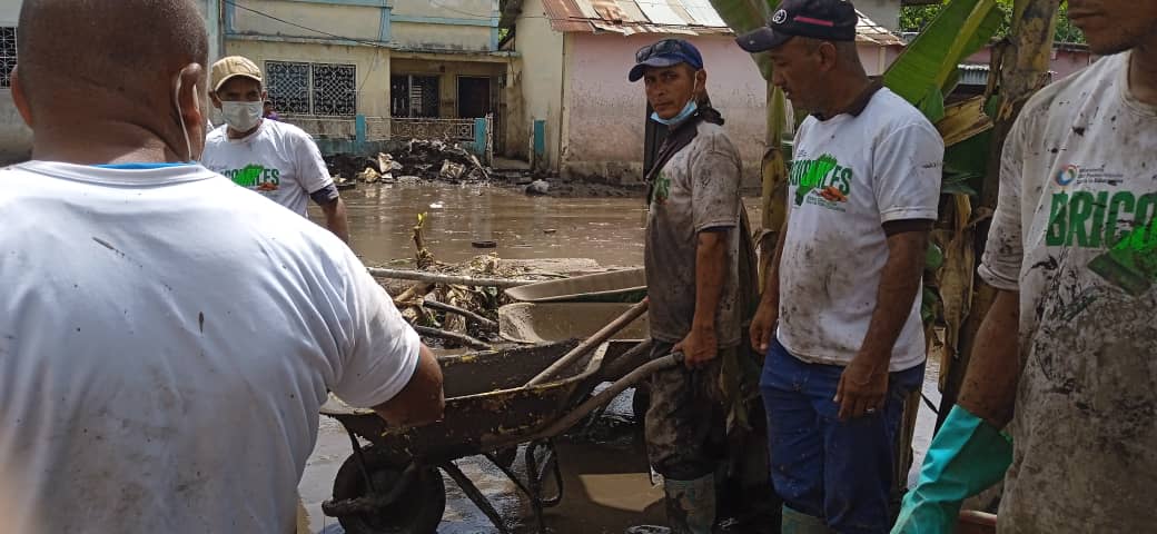 Continúa la jornada de recuperación de la UE "Pedro Luis Cedeño" por #BRICOMILES en Acción. 
Gracias a nuestro Presidente Nicolas Maduro, la esperanza está en la calle.

#JuntosVenceremos 

#LaPoesíaNosUne
<a href="/NicolasMaduro/">Nicolás Maduro</a> 
@MPPEDUCACION 
<a href="/_LaAvanzadora/">Yelitze Santaella</a> 
<a href="/KarenlyPSUV/">Karenly Sánchez</a>