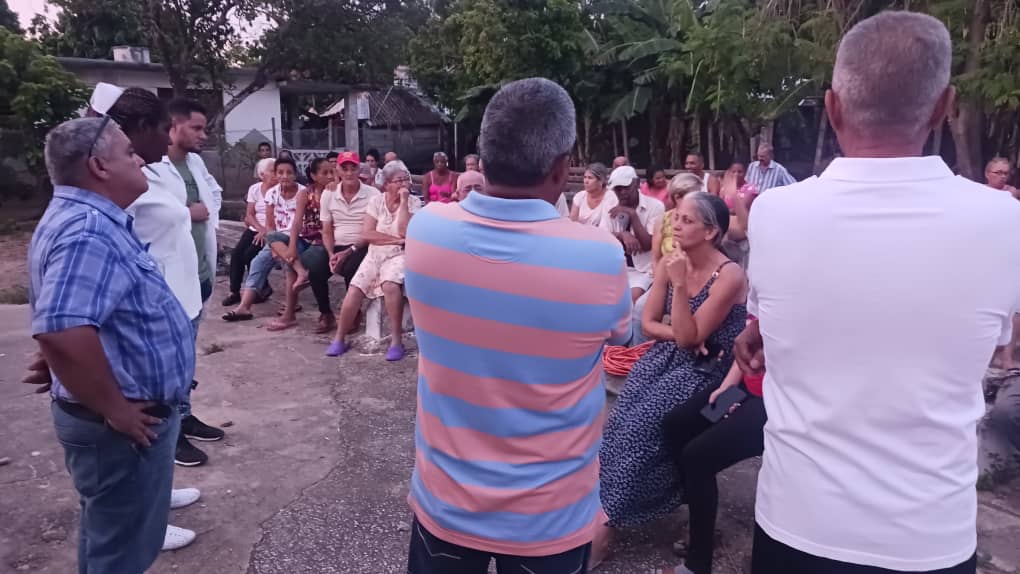 Prosalud #Sandino realiza audiencia sanitaria en el CMF#8 sobre la importancia de realizar el autofocal con el objetivo de eliminar la arbovirosis
#CubaPorLaSalud #CubaPorLaSalud #Cuba 
<a href="/SaludDPinar/">Dirección General de Salud_Pinar Del Río</a> <a href="/YoerlandysPerez/">Yoerlandys Pérez Abad</a>