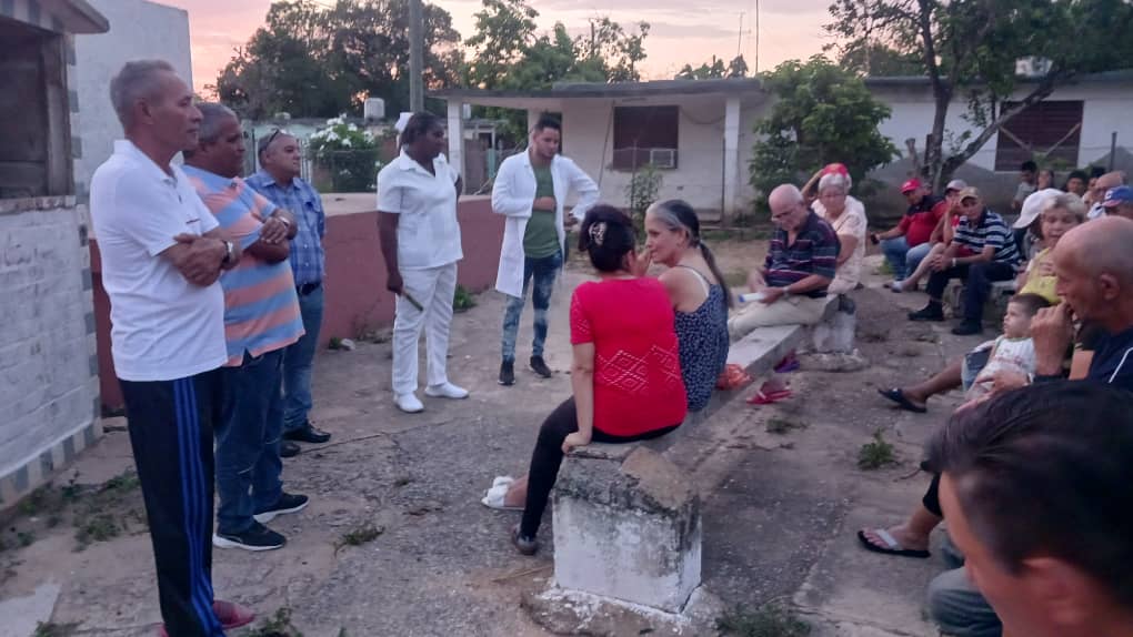 Prosalud #Sandino realiza audiencia sanitaria en el CMF#8 sobre la importancia de realizar el autofocal con el objetivo de eliminar la arbovirosis
#CubaPorLaSalud #CubaPorLaSalud #Cuba 
<a href="/SaludDPinar/">Dirección General de Salud_Pinar Del Río</a> <a href="/YoerlandysPerez/">Yoerlandys Pérez Abad</a>