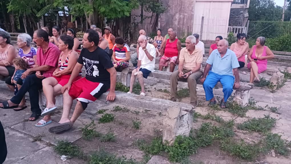 Prosalud #Sandino realiza audiencia sanitaria en el CMF#8 sobre la importancia de realizar el autofocal con el objetivo de eliminar la arbovirosis
#CubaPorLaSalud #CubaPorLaSalud #Cuba 
<a href="/SaludDPinar/">Dirección General de Salud_Pinar Del Río</a> <a href="/YoerlandysPerez/">Yoerlandys Pérez Abad</a>
