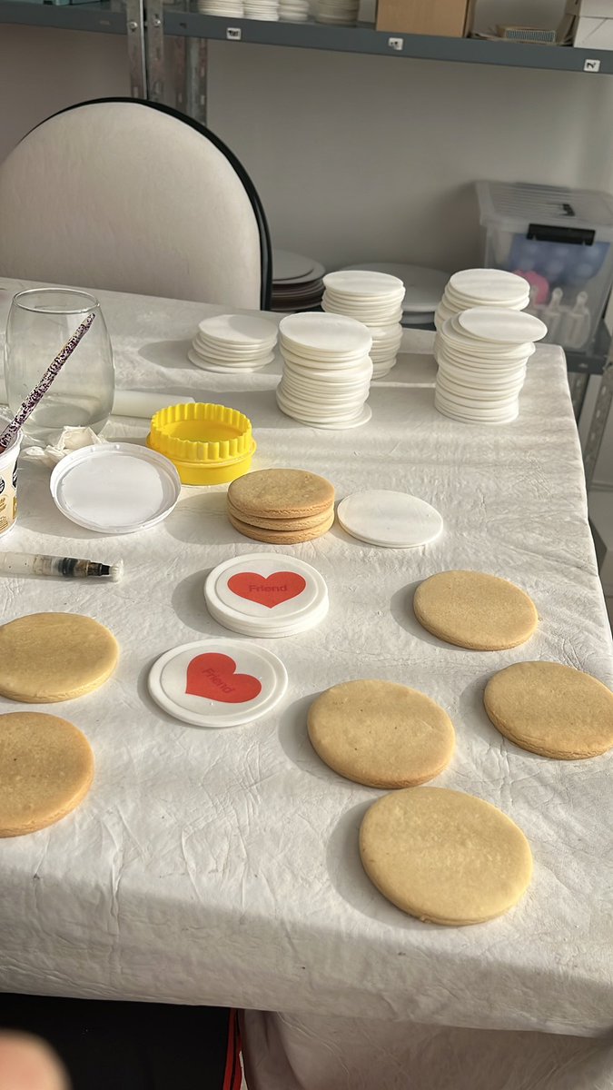 solcordero__'s tweet photo. #radiolga decorando 250 cookies , manden energía y besito dulce de leche https://t.co/Am7FxQiBiH