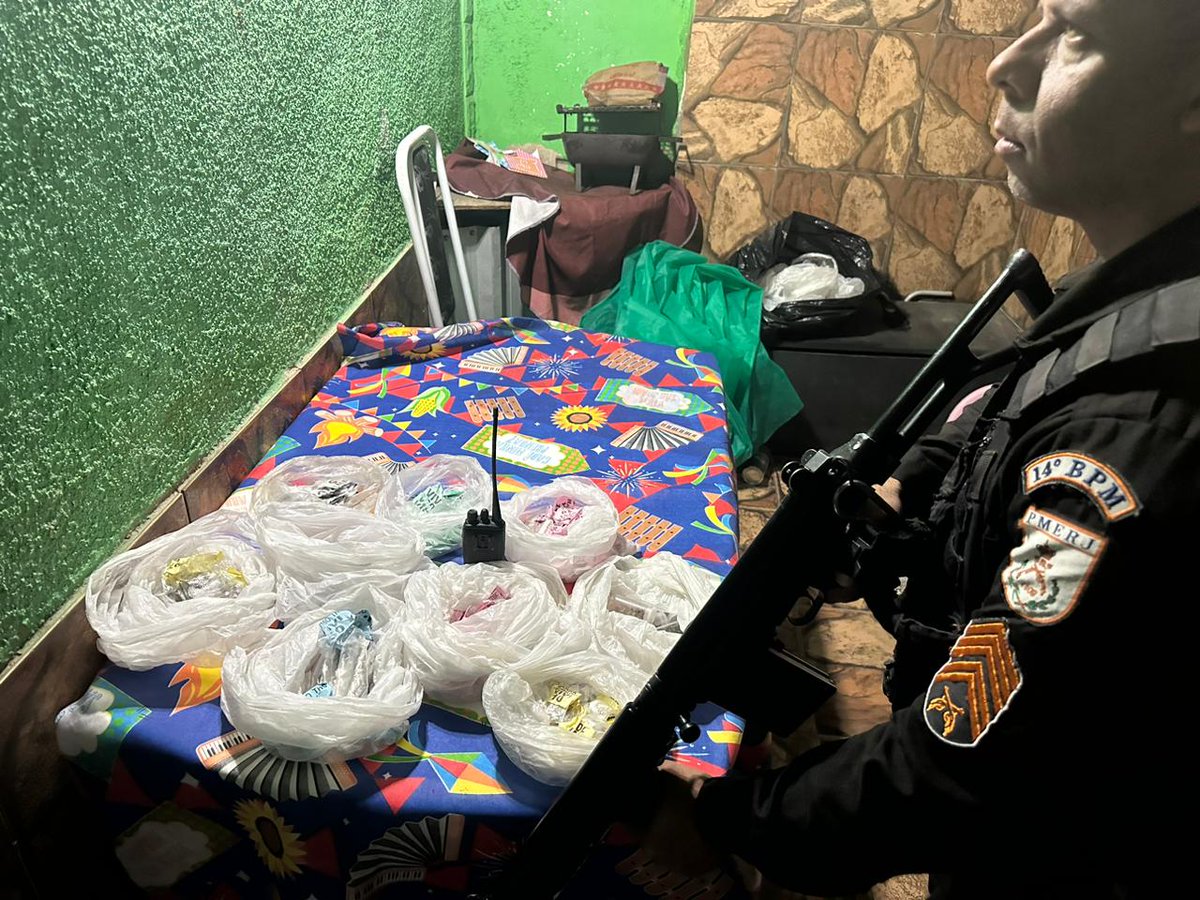 fator_rj's tweet photo. 📌 VILA VINTÉM 

📝Nesta sexta-feira, equipes do #14BPM realizam uma operação para reprimir o crime organizado na Comunidade da Vila Vintém, em Padre Miguel. Até o momento, foram presos três homens e apreendidos um fuzil, uma granada, dois rádios comunicadores e entorpecentes. https://t.co/ysBblAInSw