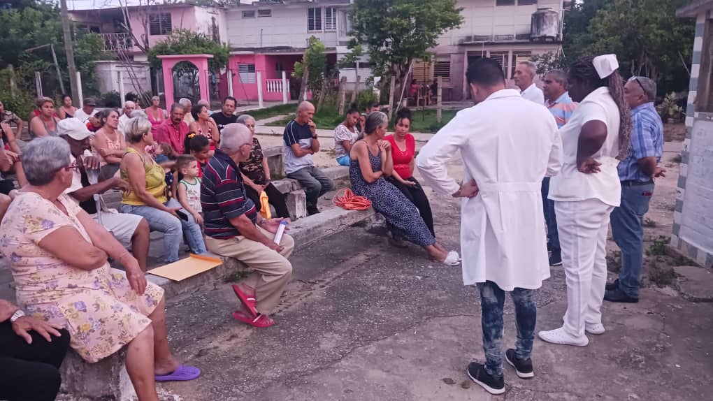 Prosalud #Sandino realiza audiencia sanitaria en el CMF#8 sobre la importancia de realizar el autofocal con el objetivo de eliminar la arbovirosis
#CubaPorLaSalud #CubaPorLaSalud #Cuba 
<a href="/SaludDPinar/">Dirección General de Salud_Pinar Del Río</a> <a href="/YoerlandysPerez/">Yoerlandys Pérez Abad</a>