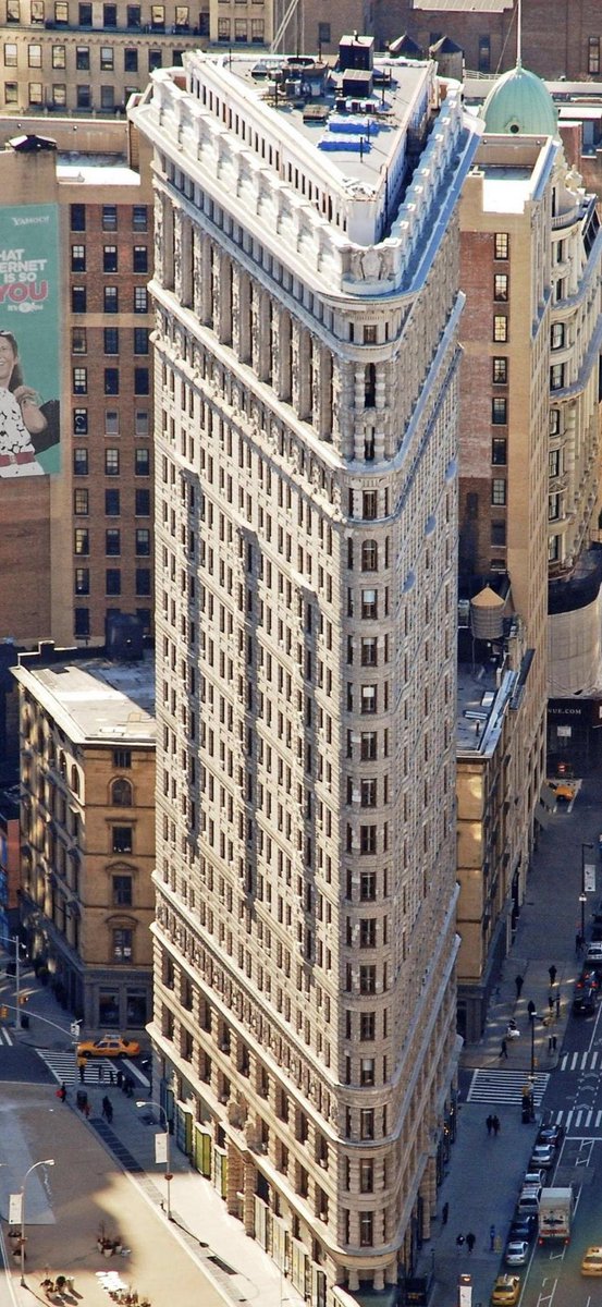 @KEDCArts2NYC  Close-up view of the Flatiron building ‘prow’ showing its Renaissance style facades with ornate Greek columns – these were made in prefab terracotta elements that were fixed onto the steel curtain wall structure (211 cars.)