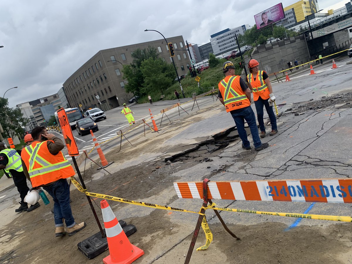 Sinkhole opened up at De Maisonneuve corner Décarie near the MUHC super hospital and Vendôme metro station Friday morning. De Maisonneuve West is closed at Marlowe. Upper Lachine is also closed. Police directing traffic.