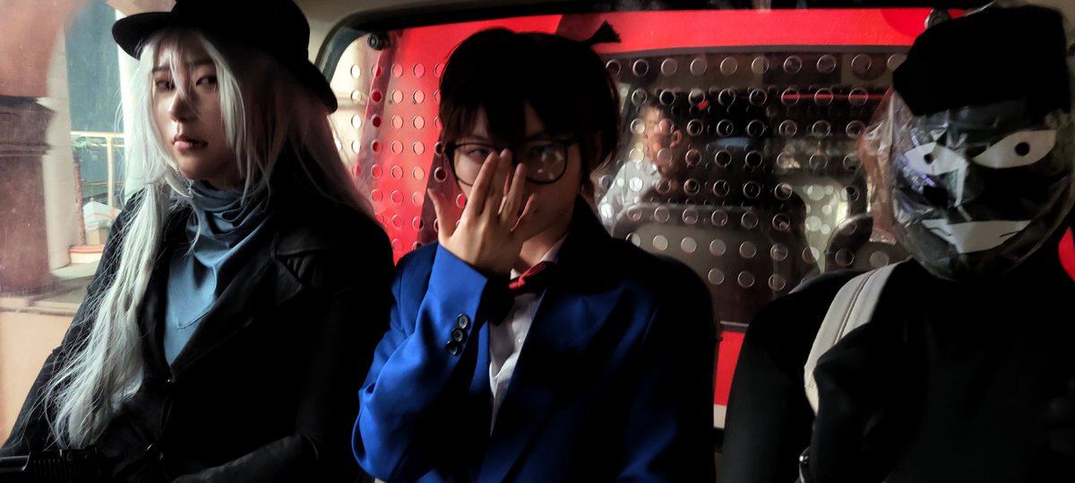 롯데월드 내부를 돌아보는
모노레일도 탔는데요

이게 3명 3명씩 마주 보고
앉는 기구이다보니 모르는 분들과 함께
뻘쭘... 하게 롯데월드 한 바퀴를 돌아야 했는데

맞은편 분들이 하셨던 첫마디가
죽이지만 말아주세요 였습니다

이때 그분들 시야 :