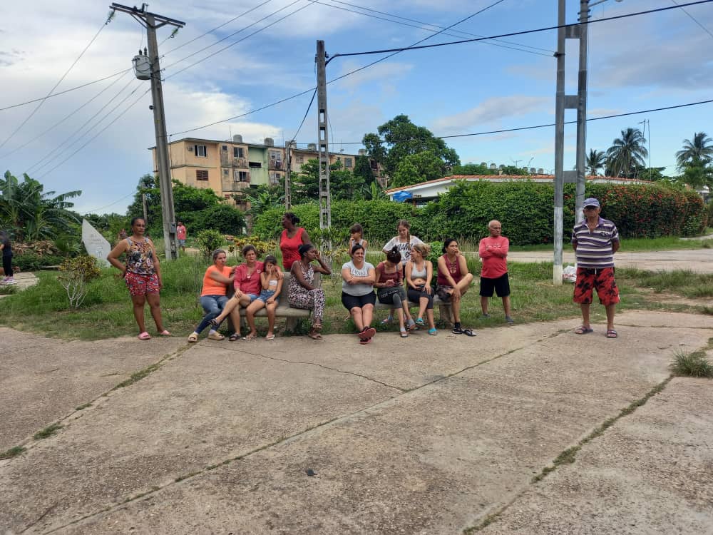 Prosalud #Sandino realiza audiencia sanitaria en CMF 5 y 6 sobre arbovirosis, enfermedades Gastrointestinales, medidas de inocuidad para el verano
#CubaPorLaSalud #CubaPorLaSalud #Cuba 
<a href="/SaludDPinar/">Dirección General de Salud_Pinar Del Río</a> <a href="/YoerlandysPerez/">Yoerlandys Pérez Abad</a>
