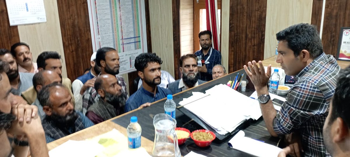 dcramban's tweet photo. DC Ramban  holds a public darbar at Banihal, addressing grievances on the spot, sets targets for completing Jal Jeevan Mission water supply schemes &amp; ensuring reliable power supply. #Infrastructure 
#CommunityService
@dip @BaseerUlHaqIAS @Rameshkumarias @OfficeOfLGJandK @PMOIndia https://t.co/E0JhqjgN5R