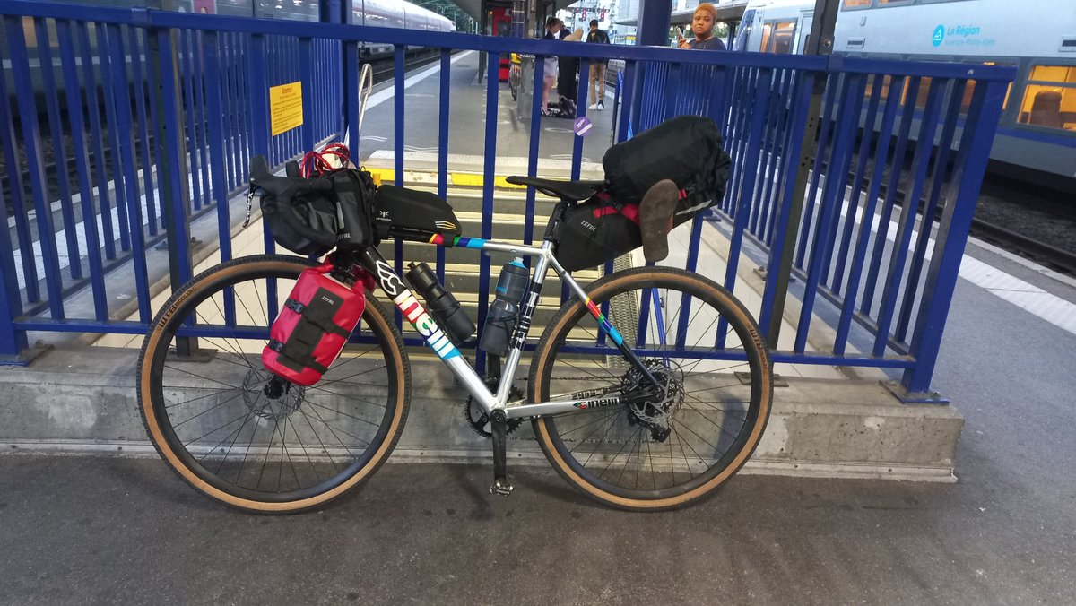 llenne9's tweet photo. Cette semaine c'était les vacances ! Qui dit vacances, dit vélo ! C'était donc le test du bike packing avec #PocoLoco 🚴‍♀️
Départ 6h de Grenoble en train direction ➡️  Pau https://t.co/EIGolRkjbs