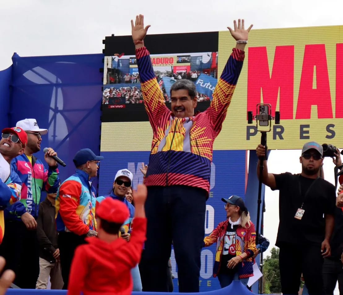 lasbasesconJCB's tweet photo. Nuestro pueblo porteño acompañó este jueves #11Julio al Pdte. @NicolasMaduro en la masiva concentración desde la ciudad de #Valencia en el Edo. Carabobo, respaldo popular de la fuerza democrática que llevará a  una nueva victoria este #28J  #ConNicoNosotrosVenceremos #GalloPinto https://t.co/CTQ9XOCjXF