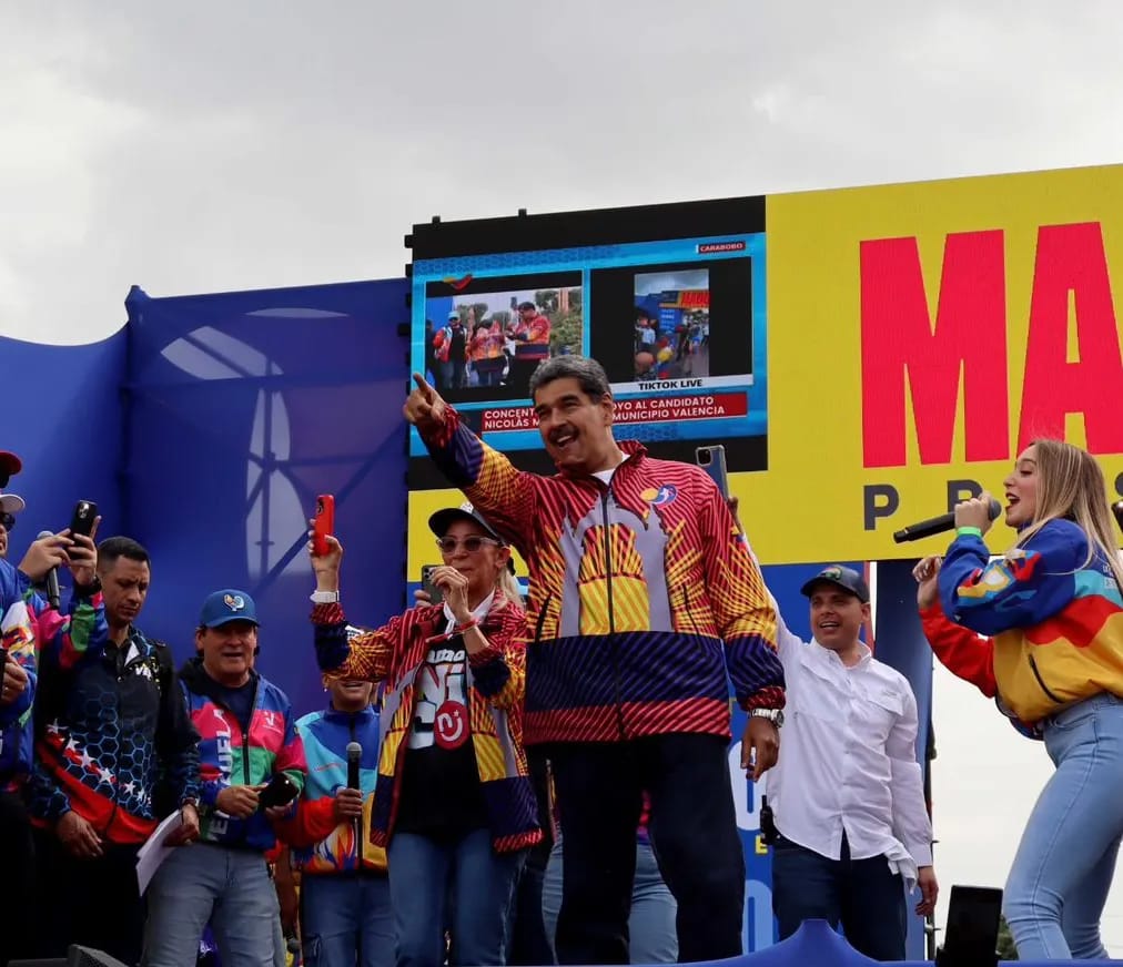 lasbasesconJCB's tweet photo. Nuestro pueblo porteño acompañó este jueves #11Julio al Pdte. @NicolasMaduro en la masiva concentración desde la ciudad de #Valencia en el Edo. Carabobo, respaldo popular de la fuerza democrática que llevará a  una nueva victoria este #28J  #ConNicoNosotrosVenceremos #GalloPinto https://t.co/CTQ9XOCjXF
