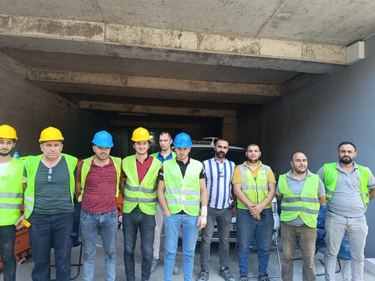 insaatiscilerii's tweet photo. ZAFER MÜCADELE EDEN İŞÇİNİN OLDU!

İstanbul Mecidiyeköy  Leo Residence Şantiyesinde Doğru Holding bünyesinde çalışan sendikamız üyesi inşaat işçisi arkadaşlarımızın verilmeyen hakları için  şantiye içinde uyarı eylemi gerçekleştirmiştik. 

İşçi arkadaşlarımızın kararlı duruşu sonrasında  tüm haklar alındı.

Memleketin neresinde olursa olsun inşaat işçisi hak gasplarına, kölelik koşullarına, sömürü düzenine karşı mücadelesini emin adımlarla büyütecek.

İnşaat işçisi sendikasıyla güçlüdür!