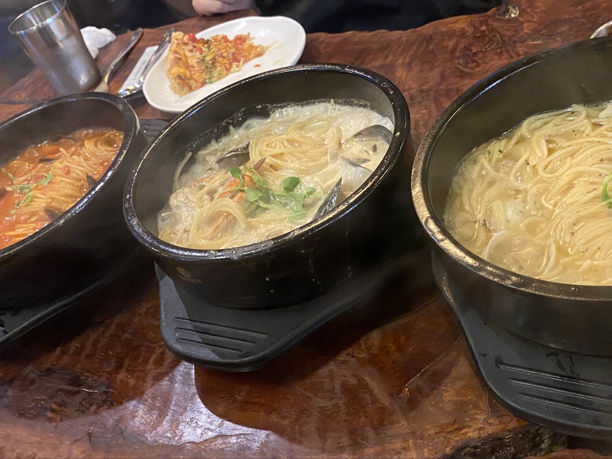 Tamra_Foodmap's tweet photo. [부천/송내] 뚝배기이탈리아
뚝배기 파스타가 시그니처인 비스트로!
뚝배기파스타 메뉴 전부 시켜봤는데 뽀르노(토마토) 디마레(크림) 봉골레 모두 존 맛
파스타면은 알단테보다 푹 익힌 부드러운 식감이에요
마르게리따 피자도 만족스러웠지만 파스타를 더 추천합니다!
저는 디마레가 제일 맛있었어요 https://t.co/F8zOzA8HIs