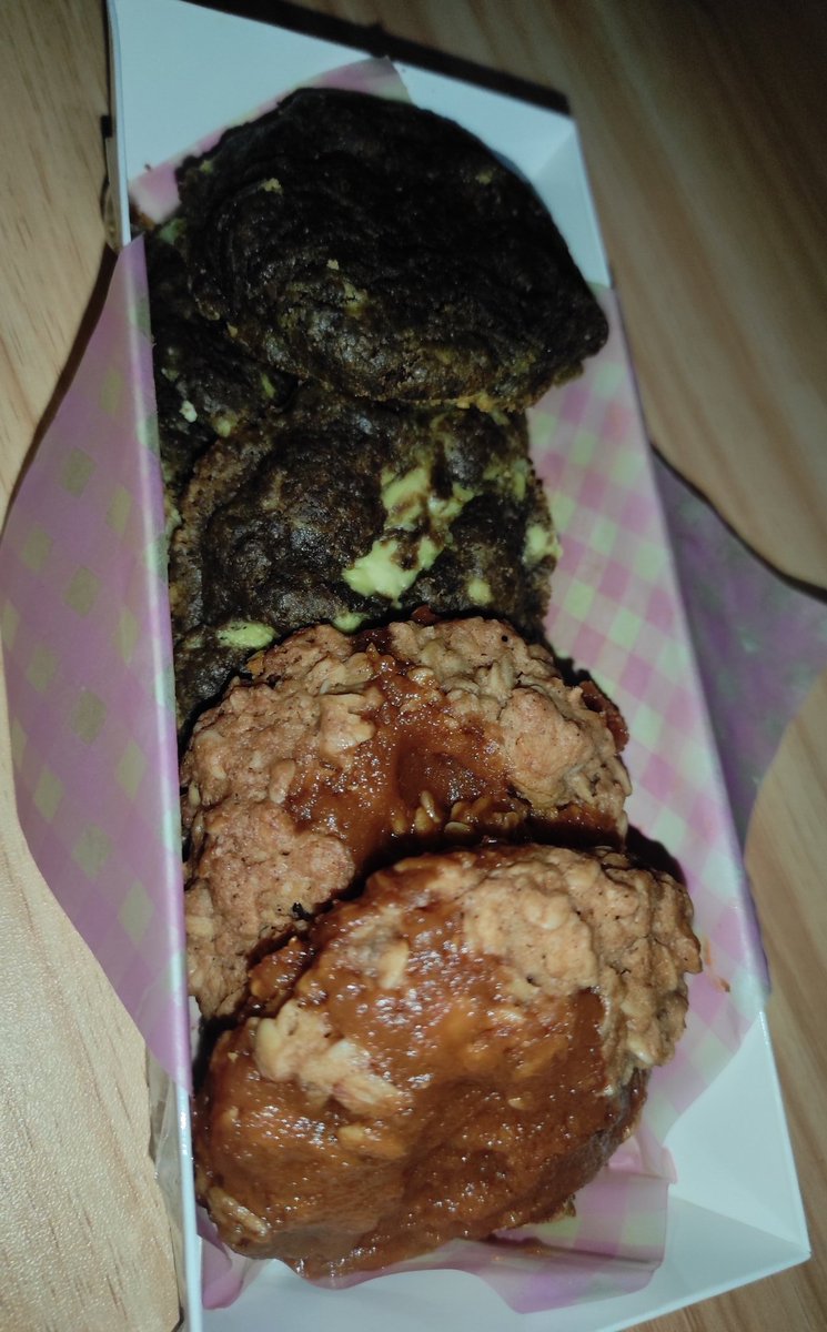 b0mbit's tweet photo. finally got my @kuqeph cookies again 🥹 ✨this time my fave flavors edition✨
y'all they are so generous in size and definitely very generous in flavours as well~

(if u wanna have these great cookies in ur tummy-coz u dasurv it, just shoot a dm to @kuqeph or @teddythepinoyb1) https://t.co/fkmCqINYHc