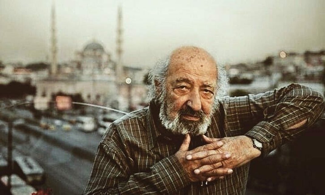 Ara Güler güzel özetlemiş; "Rastgele çekilen fotoğraflar daha güzel çıkar, tesadüfen tanışılan insanlarla daha mutlu oluruz, kıyıda köşede uyuya kalmak uykunun en keyiflisidir, plansız yapılan aktiviteler daha eğlencelidir. Kısacası her şeyin kendiliğinden olanı güzel."