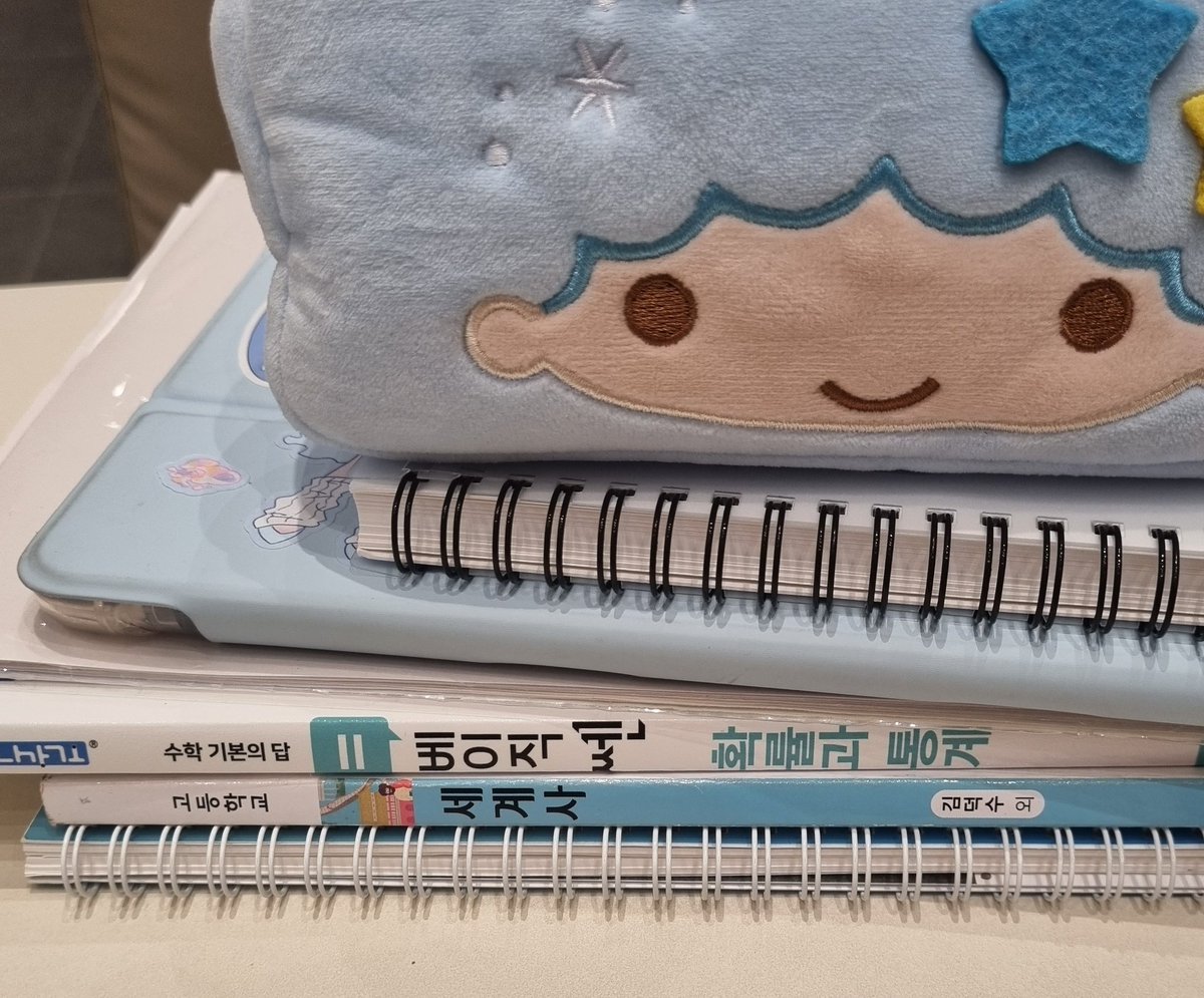 oKoitty's tweet photo. 📂💭
폴더에서 고3때 사진 대량 발견 ... https://t.co/tFnOPnl0Bj
