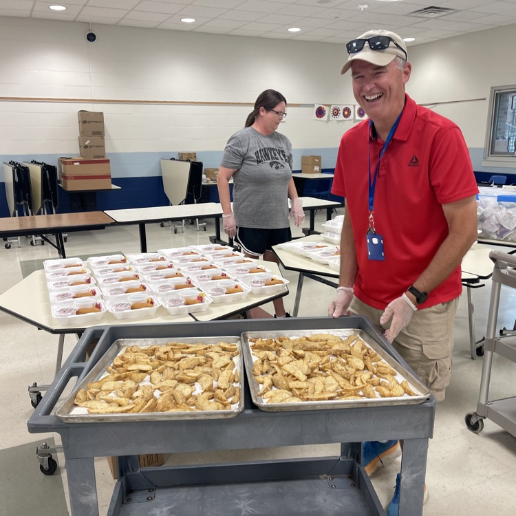 WestLibertyCSD's tweet photo. We are so thankful for our FABULOUS Summer Lunch Team! Thank you for ensuring local children have breakfast and lunch. This summer we've been averaging over 200 meals per day! Keep up the great work! #summerlunchprogram #wlcomets https://t.co/qQIPYr7nZL