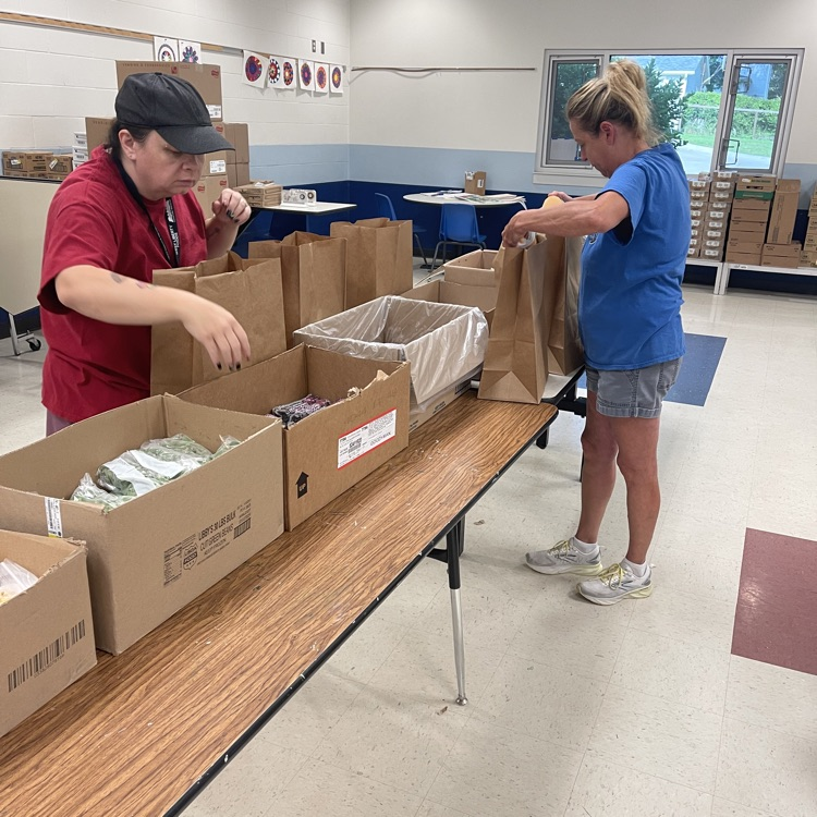 WestLibertyCSD's tweet photo. We are so thankful for our FABULOUS Summer Lunch Team! Thank you for ensuring local children have breakfast and lunch. This summer we've been averaging over 200 meals per day! Keep up the great work! #summerlunchprogram #wlcomets https://t.co/qQIPYr7nZL