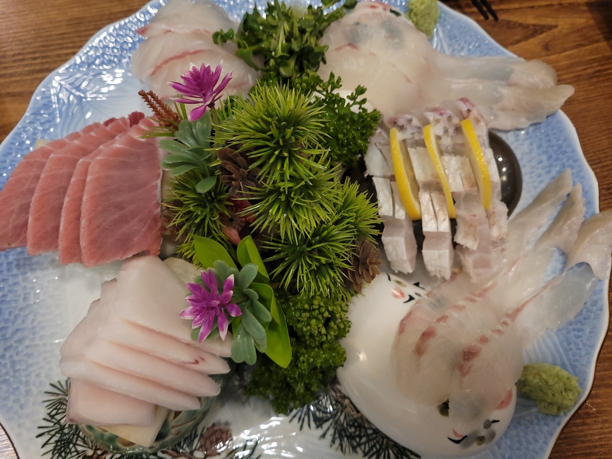 久しぶりに会社の同僚とおいしい刺身を食べながらお酒を飲んだ。 韓国の刺身屋は普通、普通の醤油を使うが、ここは日本風の醤油を提供する。 日本式醤油は初めて食べてみたが、本当においしかった 😋