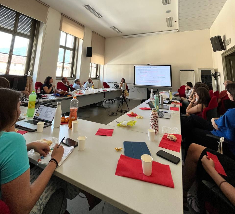 Yesterday, we wrapped up our annual Brown Bag seminar series 🥪 with an exceptional talk by @JenLHook  about her ongoing project on national work-family policies and women's labor market outcomes. 
It was a cherry on top🍒