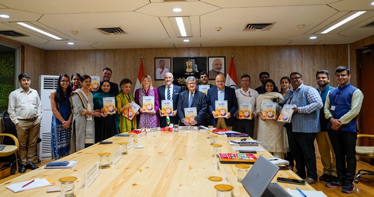 UNDP_India's tweet photo. Despite global headwinds, India improves SDG performance!

@NITIAayog launches 4th edition of the SDG India Index! 📊 The index tracks progress of all states &amp; UTs on the SDGs🌍UNDP remains committed to support India's #SustainableDevelopment journey.
 
👉https://t.co/iCU1hZFyjn https://t.co/X0Ms8itC1q