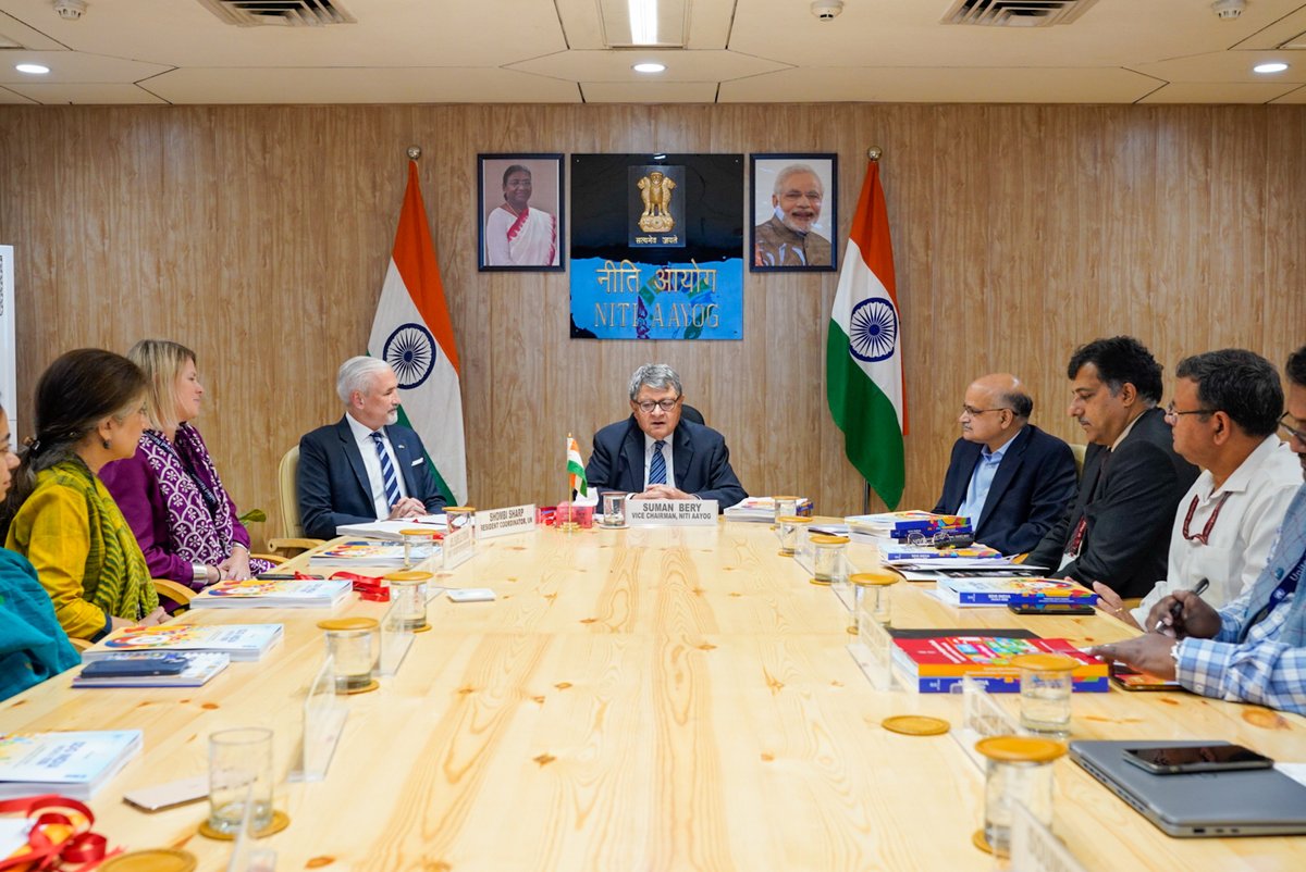 UNDP_India's tweet photo. Despite global headwinds, India improves SDG performance!

@NITIAayog launches 4th edition of the SDG India Index! 📊 The index tracks progress of all states &amp; UTs on the SDGs🌍UNDP remains committed to support India's #SustainableDevelopment journey.
 
👉https://t.co/iCU1hZFyjn https://t.co/X0Ms8itC1q