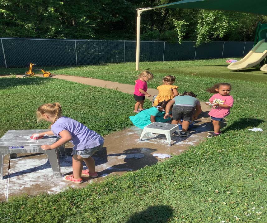 OzarksOACAC's tweet image. A warm, sunny day was the perfect time to enjoy some outside fun and our scrape tables got a sudsy cleaning, too! These young helpers did a great job. #GetaHeadStart