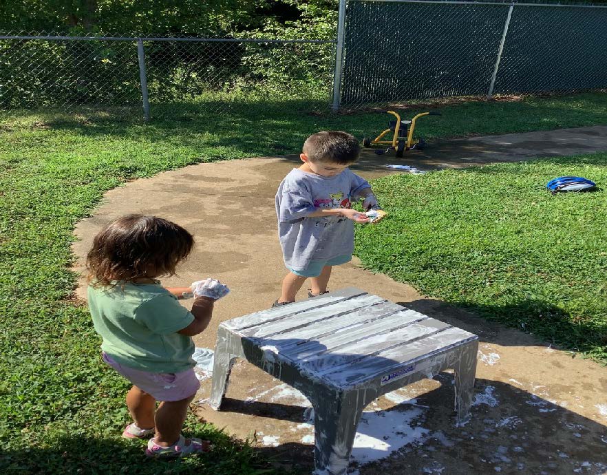 OzarksOACAC's tweet image. A warm, sunny day was the perfect time to enjoy some outside fun and our scrape tables got a sudsy cleaning, too! These young helpers did a great job. #GetaHeadStart
