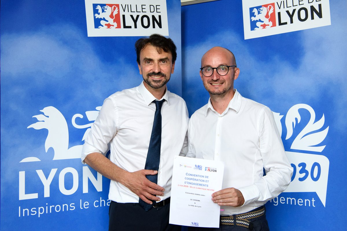 ✒️Partenariat #Cerema-<a href="/villedelyon/">Ville de Lyon</a> dans la démarche #Lyon2030, ville climatique neutre.
Le Cerema apportera son expertise et son accompagnement aux membres de l'#Agora2030 sur les enjeux de #décarbonation &amp; d'adaptation.
<a href="/Gregorydoucet/">Grégory Doucet</a> &amp; Alexandre Bacher📷©Marie-Eve Brouet