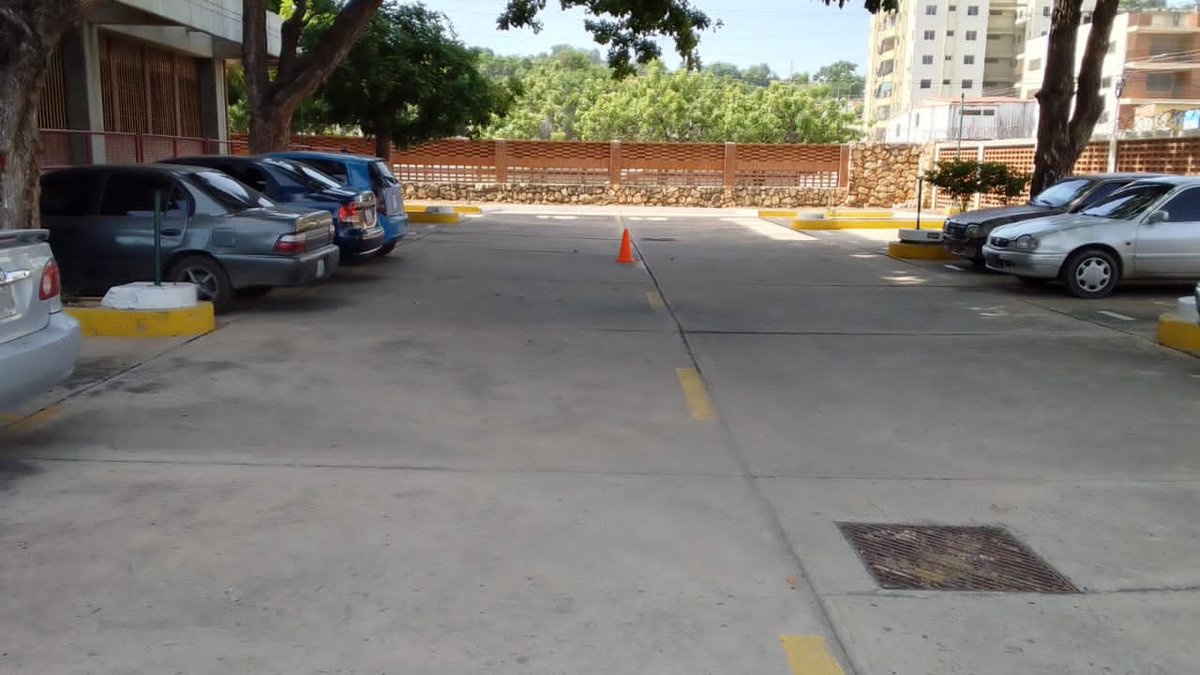 INCESREGIONSUC2's tweet photo. Mantenimiento y limpieza de las áreas comunes, estacionamiento y entrada de la sede de la Gerencia Regional Inces Sucre.
 #JornadaEmbellecimiento https://t.co/ChdXebOxWq